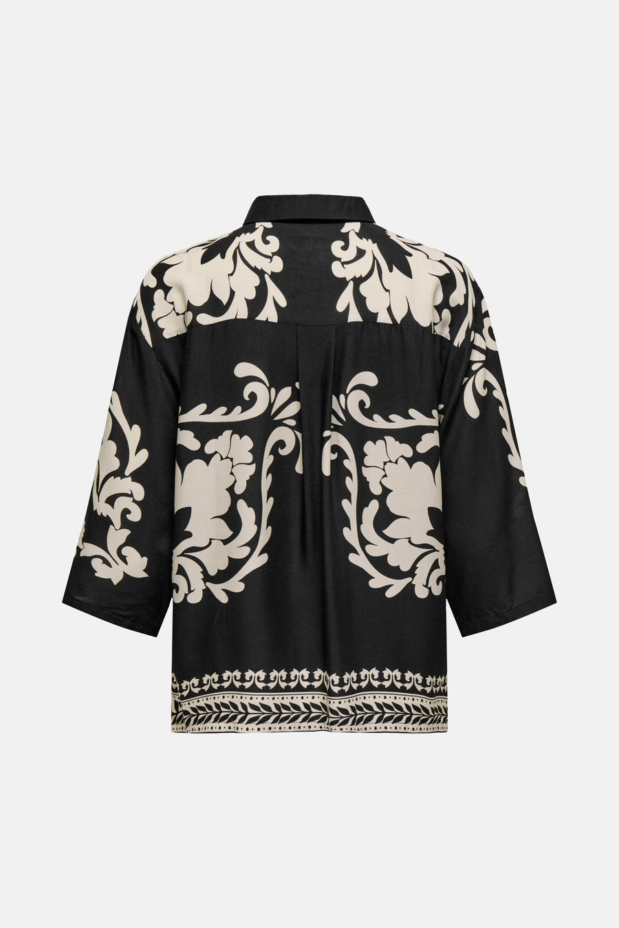 Chemise à manches longues noire de JDY, avec motif floral contrastant et coupe ample.