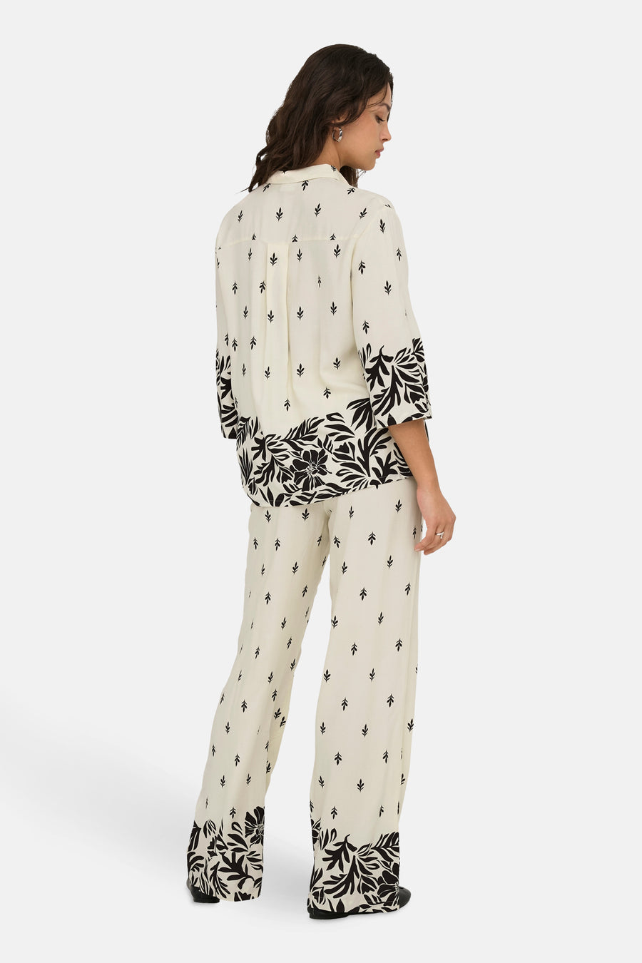 Ecru blouse met lange mouwen van JDY, met zwarte bloemenprint en overhemdkraag.