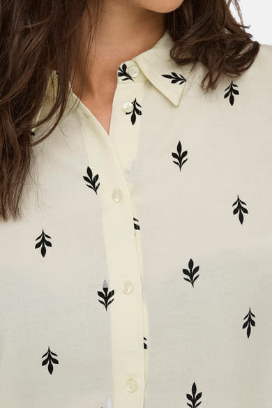 Ecru blouse met lange mouwen van JDY met zwart bladmotief, kraag en knoopsluiting.
