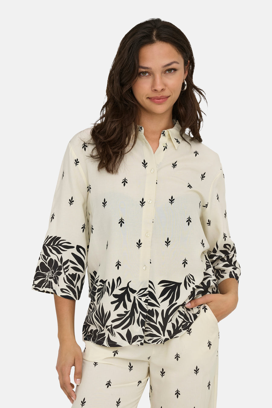 Ecru blouse met lange mouwen van JDY, bedrukt met zwart plantenpatroon en knopen.