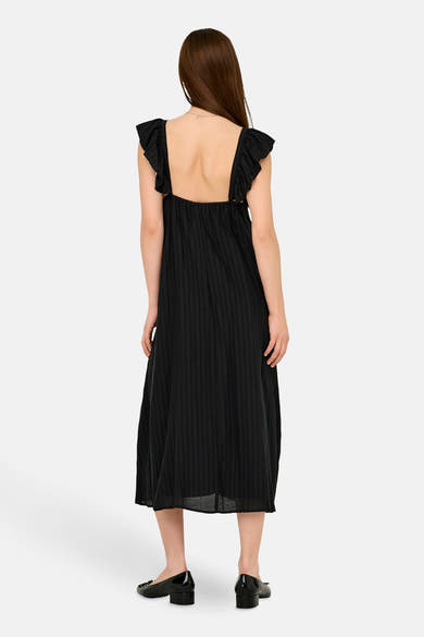 Robe noire de JDY, coupe midi avec volants aux épaules et fines rayures verticales.