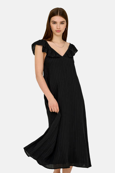 Robe noire à volants par JDY, présentant une texture côtelée et une coupe longue.