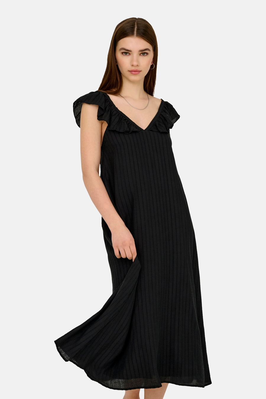 Robe noire à volants par JDY, présentant une texture côtelée et une coupe longue.