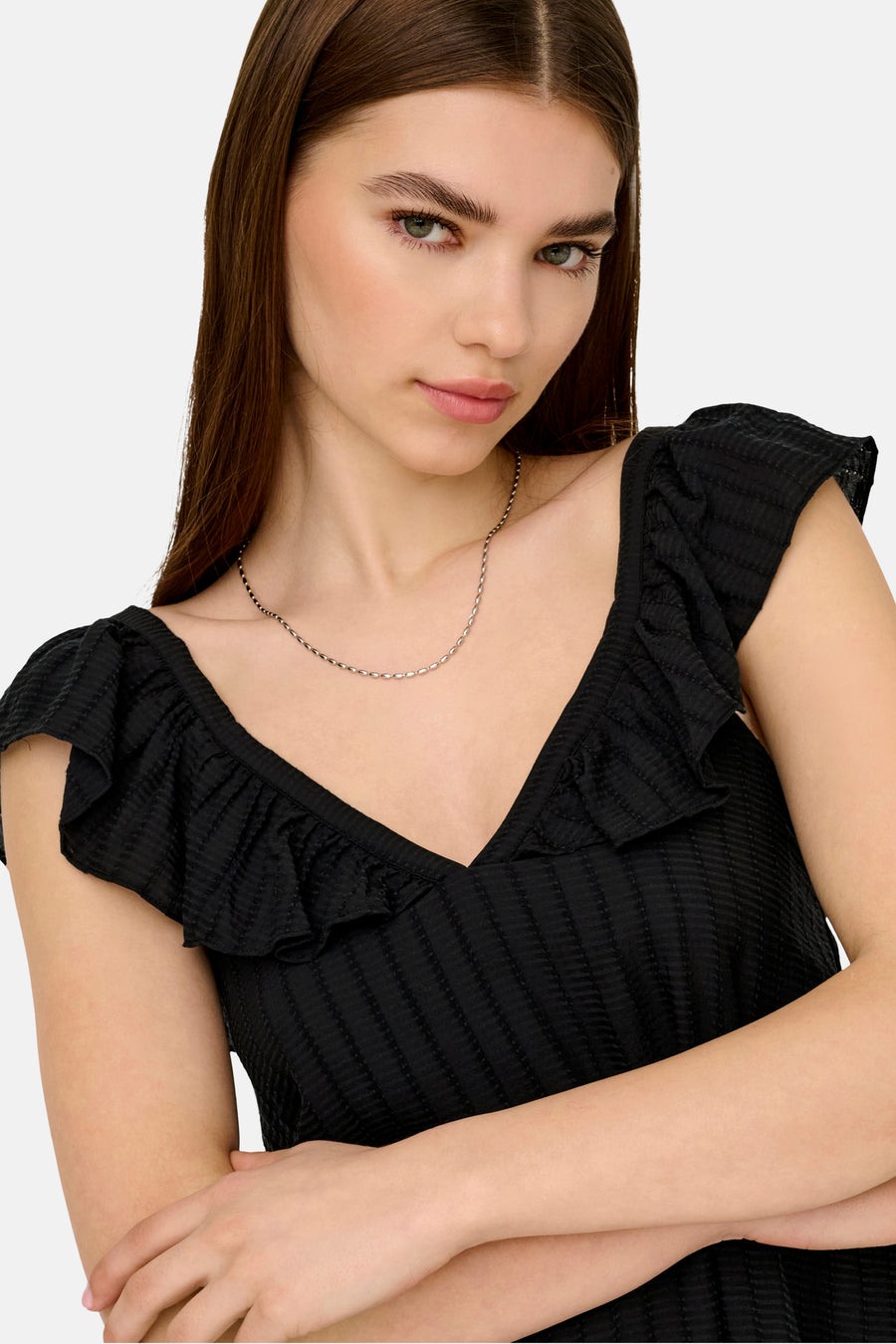 Robe noire de JDY, avec encolure en V à volants et texture plissée.