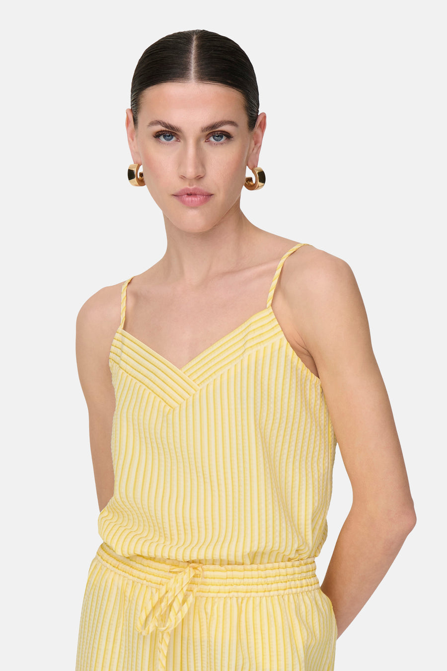 Gele mouwloze blouse van JDY, met fijne verticale strepen en V-hals.
