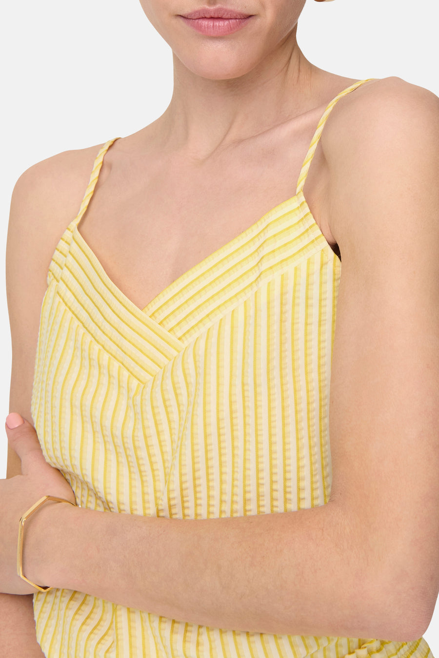 Gele mouwloze blouse van JDY, met verticale strepen en dunne bandjes.