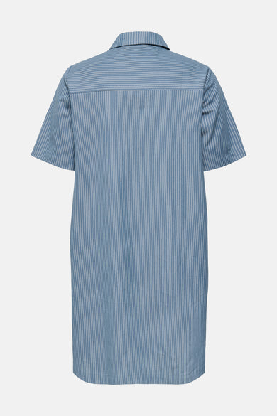 Robe bleue rayée de CARMAKOMA, avec un col et des manches courtes, vue de dos.

