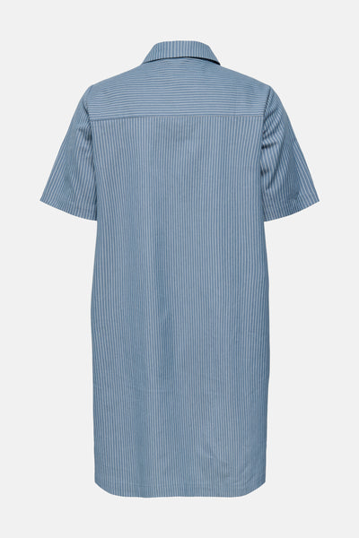 Robe bleue rayée de CARMAKOMA, avec un col et des manches courtes, vue de dos.
