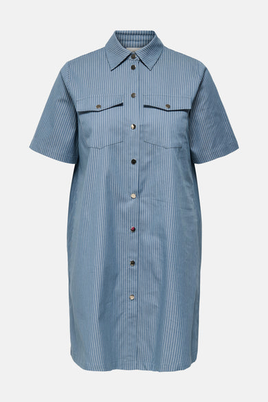 Robe chemise bleue rayée blanche de CARMAKOMA avec manches courtes et poches poitrine à rabat.