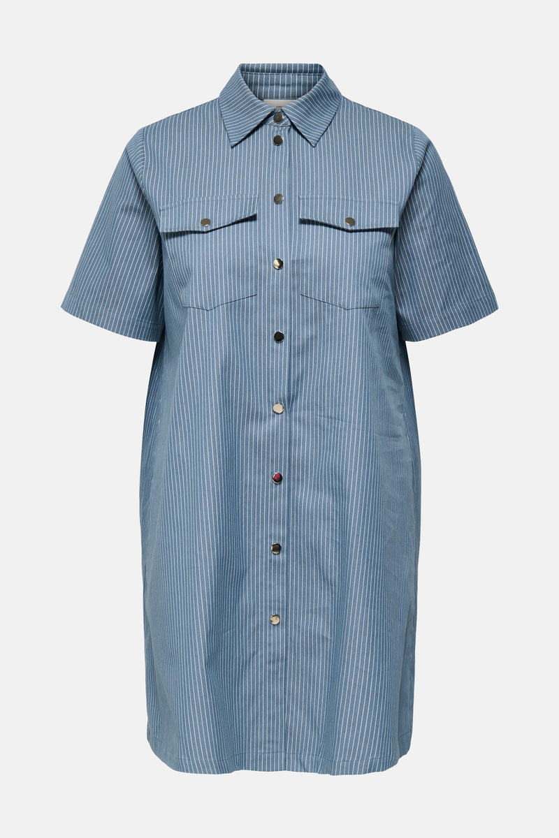 Robe chemise bleue rayée blanche de CARMAKOMA avec manches courtes et poches poitrine à rabat.