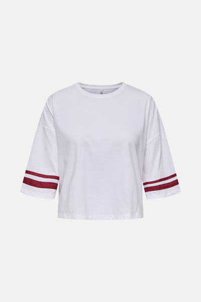 T-shirt blanc à manches trois-quarts de ONLY, avec des rayures bordeaux sur les manches.