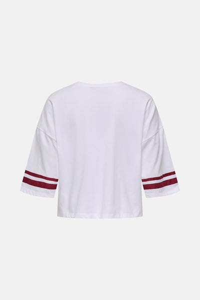 T-shirt blanc à manches 3/4 de ONLY® avec rayures bordeaux sur les manches.
