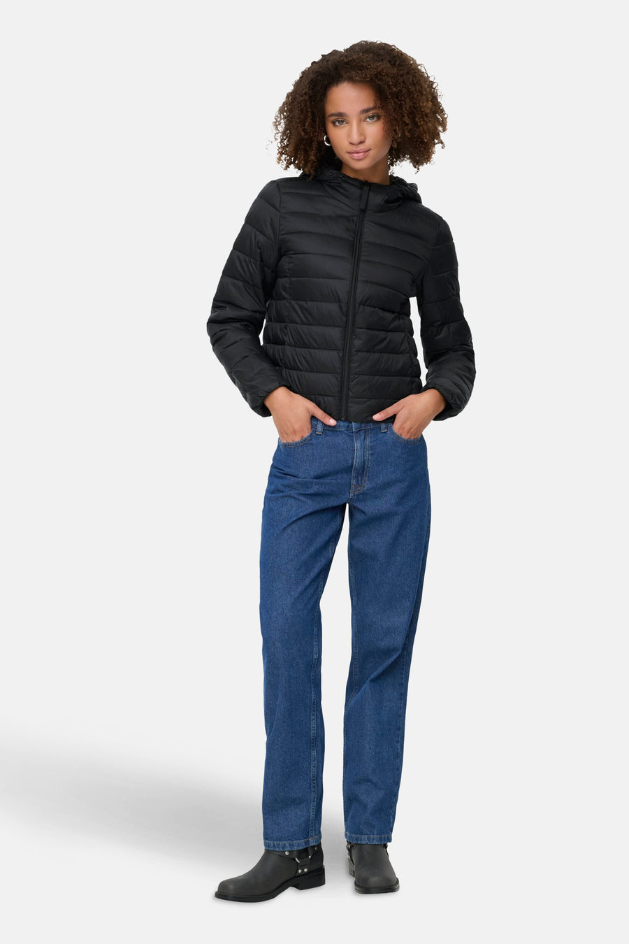 Zwarte regenjas van ONLY, gedragen met een blauwe jeans en zwarte enkellaarsjes.