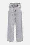 Jean droit en denim gris clair de ONLY, agrémenté d'une ceinture à nouer.
