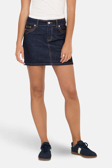 Korte donkerblauwe spijkerrok van ONLY, met contrasterende stiksels en zakdetails.