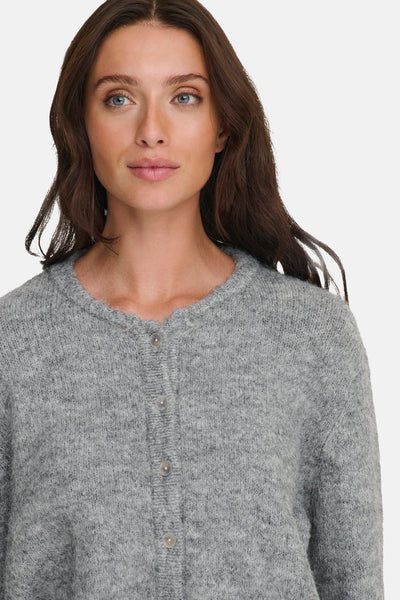 Grijze gebreide cardigan van ONLY, met een rij discrete knopen, gedragen door een vrouw.