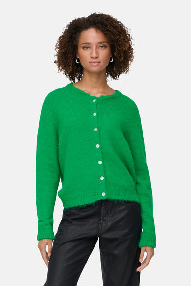 Groene cardigan van ONLY, gedragen met een zwarte broek en enkellaarsjes met hak.