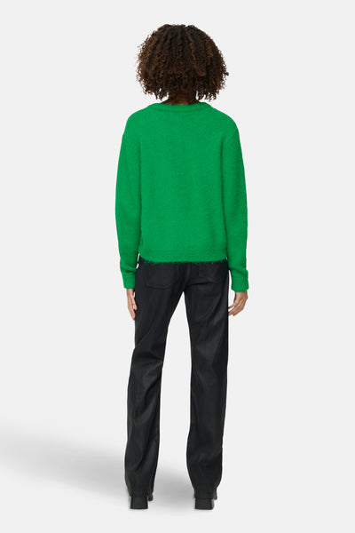 Felgroene cardigan van ONLY, gedragen met een zwarte casual broek en enkellaarsjes.