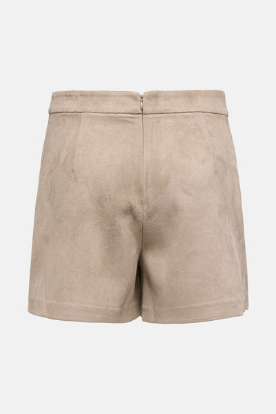 Short-jupe beige en similicuir de ONLY®, avec une fermeture éclair discrète à l'arrière.