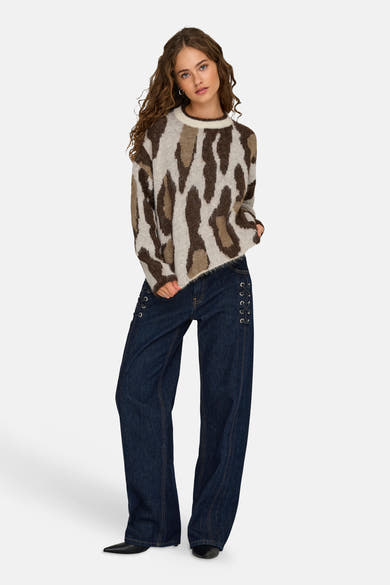 Ronde hals trui met meerkleurig breisel van ONLY, met gespikkeld patroon, gedragen met een high-waist jeans met oogjes.