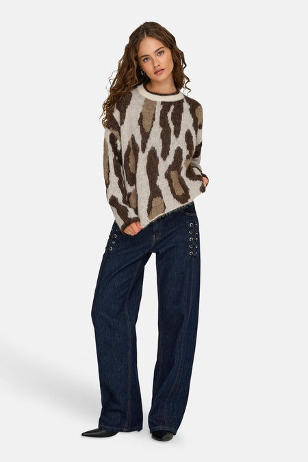 Ronde hals trui met meerkleurig breisel van ONLY, met gespikkeld patroon, gedragen met een high-waist jeans met oogjes.