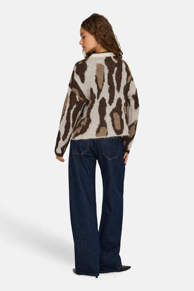 Ronde hals trui met meerkleurige print van ONLY, met een dierenprint, gedragen met een wijde jeans.
