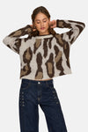 Multikleuren ronde hals trui van ONLY, met een luipaardprint en gedragen met een blauwe jeans.