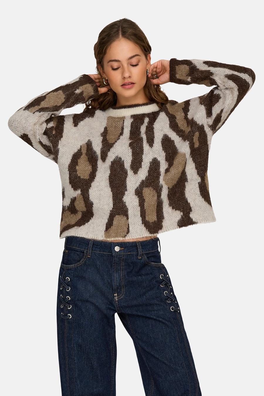 Multikleuren ronde hals trui van ONLY, met een luipaardprint en gedragen met een blauwe jeans.