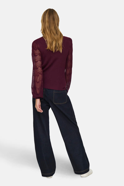 Bordeaux trui van ONLY met opengebreide structuur, gedragen met een wijde donkerblauwe jeans.