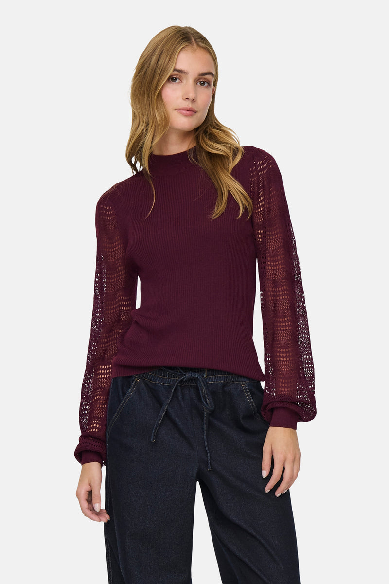 Bordeaux geribde trui van ONLY met kanten lange mouwen, gedragen met een hoge taille broek met trekkoord.