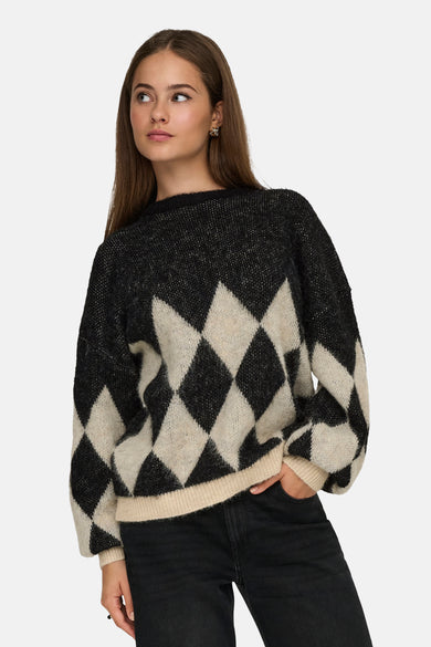 Multikleuren rondehals trui van ONLY, met zwart en beige ruitpatroon, gedragen met een zwarte jeans.