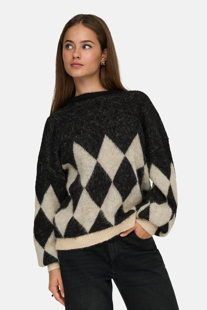 Multikleuren rondehals trui van ONLY, met zwart en beige ruitpatroon, gedragen met een zwarte jeans.