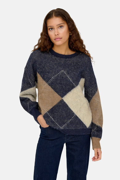 Multikleuren trui met ronde hals van ONLY, met ruitpatroon en gedragen met een donkere jeans.