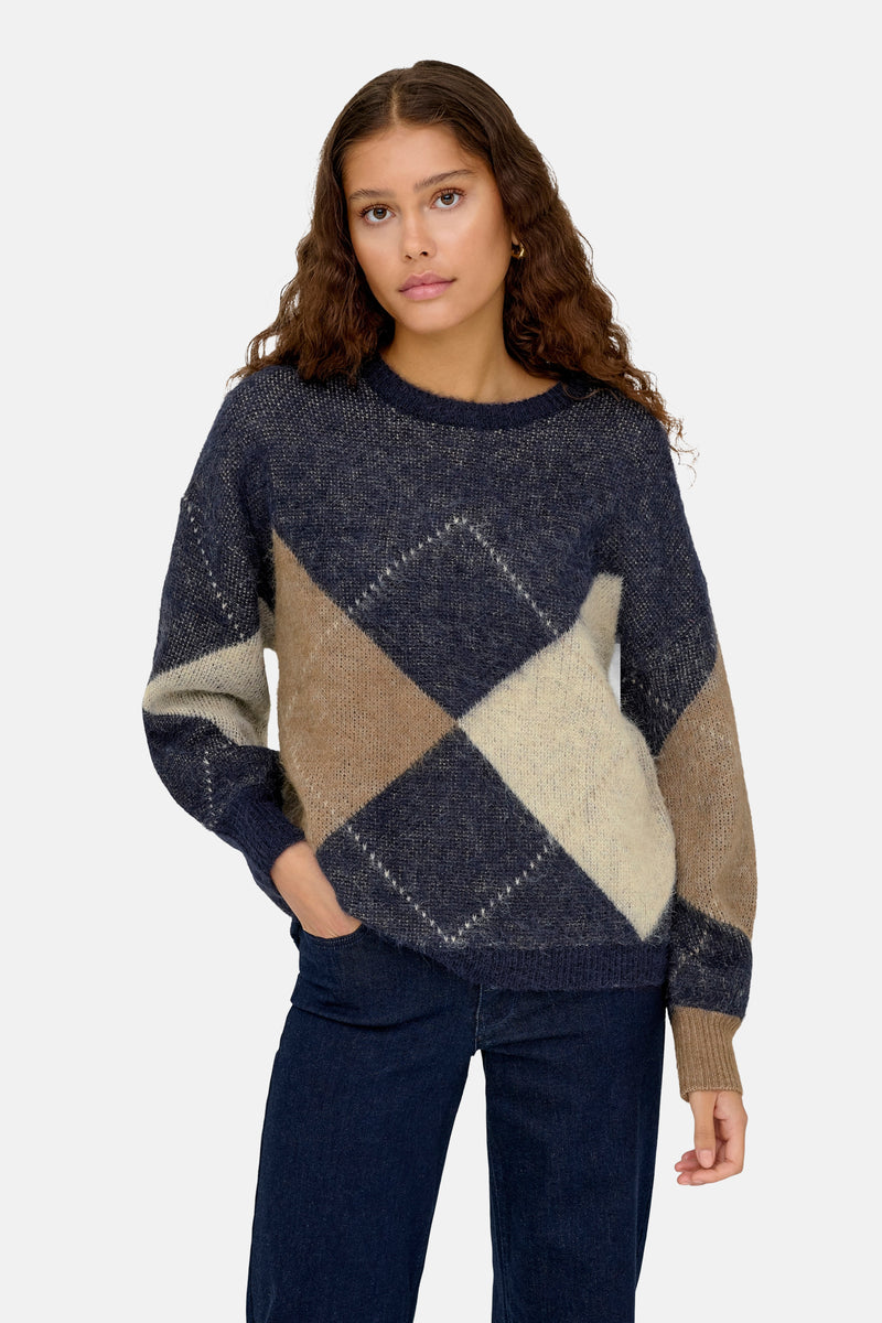 Multikleuren trui met ronde hals van ONLY, met ruitpatroon en gedragen met een donkere jeans.