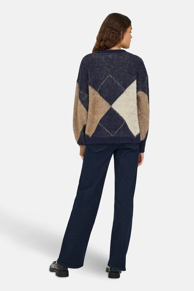 Multikleuren rondehals trui van ONLY®, met ruitpatroon en gedragen met een blauwe jeans.