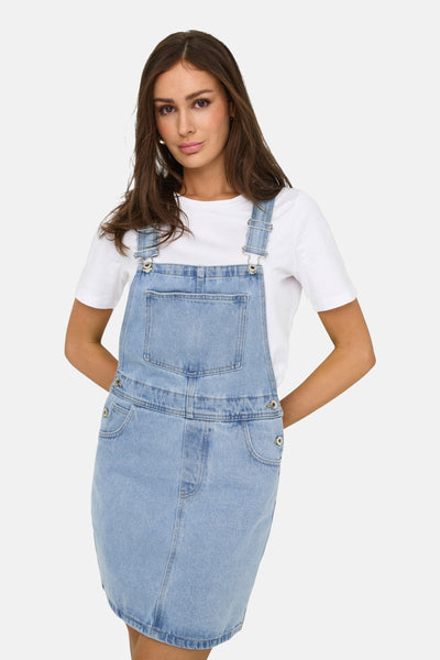 Robe en denim bleu clair de ONLY, portée sur un t-shirt blanc uni