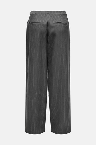 Pantalon gris rayé de ONLY, coupe ample et taille haute avec poches arrière passepoilées.
