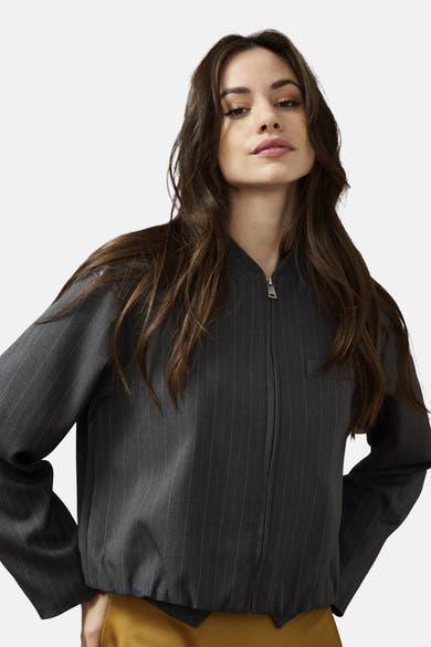 Grijze gestreepte jas van ONLY®, met ritssluiting middenvoor en moderne bomber fit.