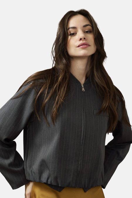 Grijze gestreepte jas van ONLY®, met ritssluiting middenvoor en moderne bomber fit.