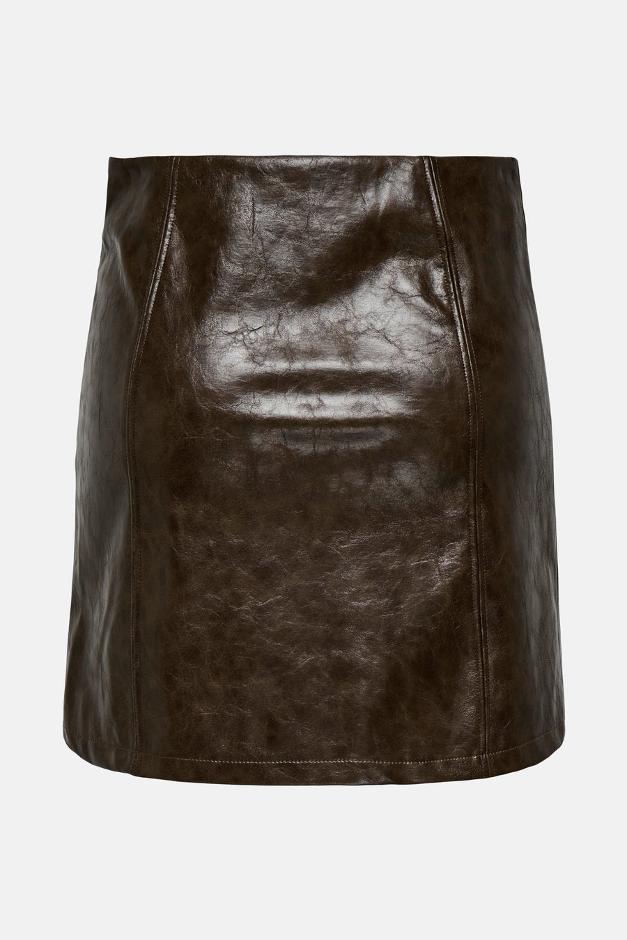 Jupe courte en similicuir marron de ONLY, avec une texture plissée subtile.