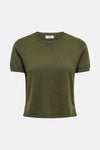 Pull vert de JDY avec une texture tricotée fine et des manches courtes bouffantes.