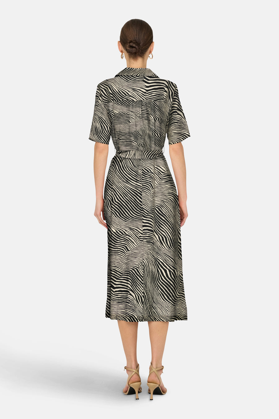 Robe à manches courtes multicolore de JDY, à motif zébré, avec ceinture à la taille, vue de dos.