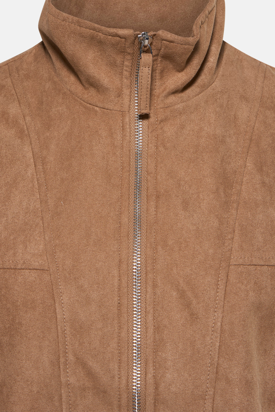 Veste courte beige de JDY avec une fermeture éclair argentée et un col montant.
