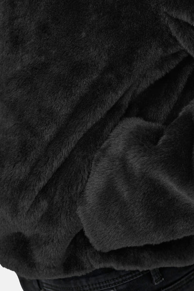 Veste courte noire en fausse fourrure de JDY, texture douce et luxueuse, détails de plis.