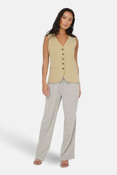 Blazer écru de JDY avec rayures verticales et porté avec un pantalon rayé et sandales.