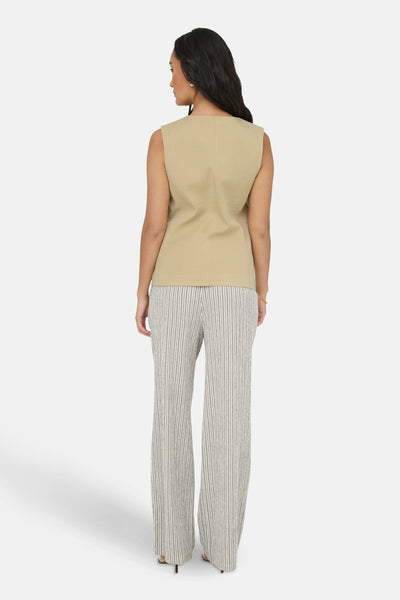 Blazer écru de JDY, porté avec un pantalon rayé et des bijoux dorés, vue de dos.