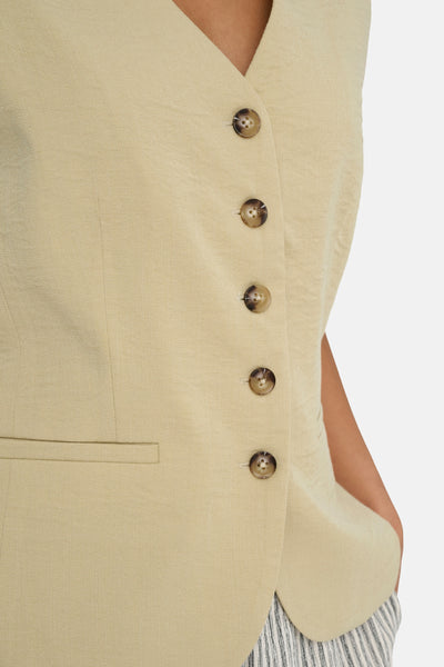 Blazer écru de JDY avec fermeture boutonnée et poche décorative.