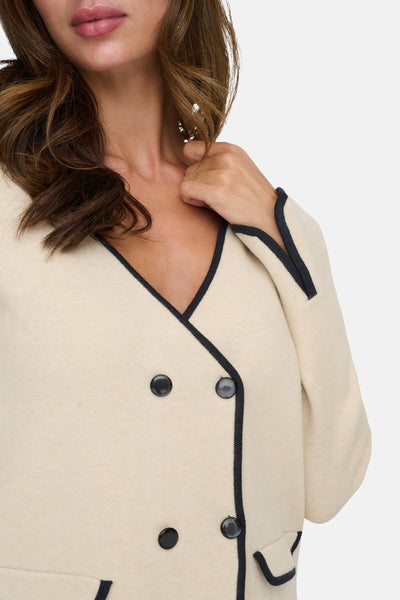 Blazer beige de JDY à double boutonnage avec bordure contrastée et poches plaquées.