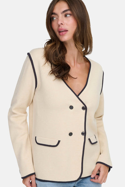 Blazer beige de JDY avec passepoil contrasté noir et boutons décoratifs.