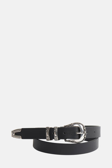 Zwarte riem van ONLY met zilveren details, opgerold weergegeven.